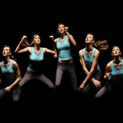 Γυναίκα κάνοντας γυμναστική 