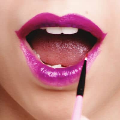 Βάψιμο χειλιών απο επαγγελματία Make up Artist