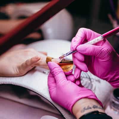 Κοντινό πλάνο φωτογραφίας περιποίησης νυχιών απο ειδικευμένη επαγγελματία 